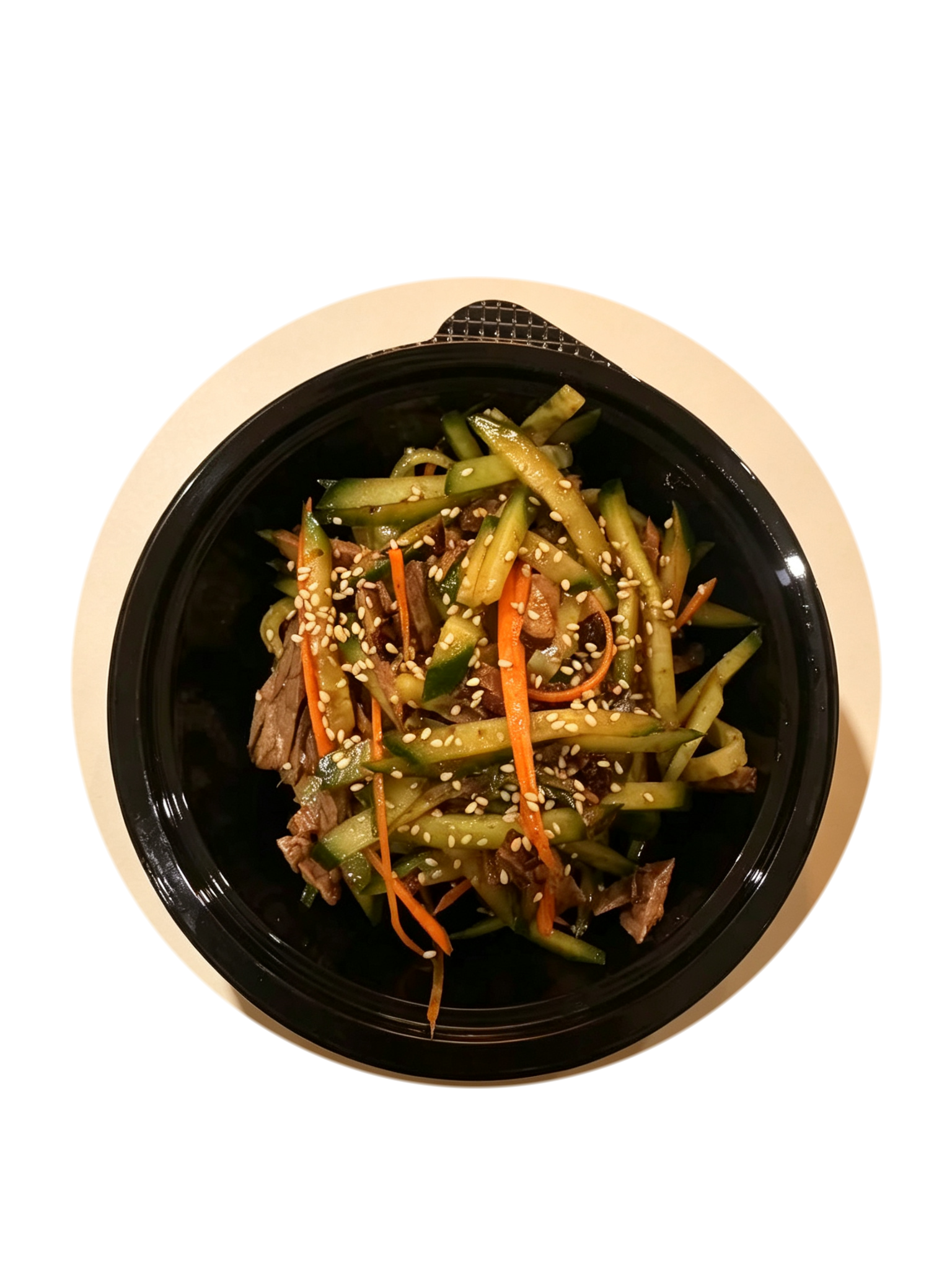 Salade de bœuf et légumes en bol noir