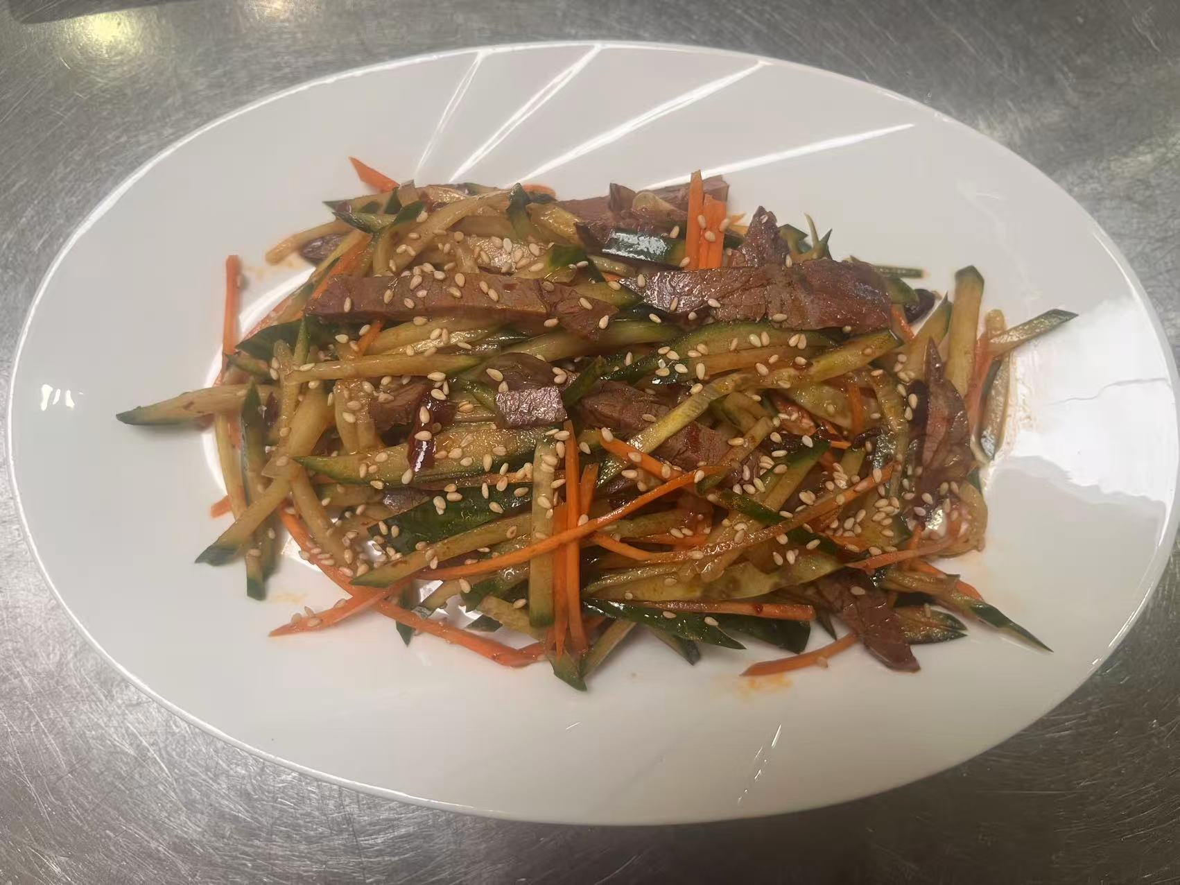 Bœuf sauté au concombre et graines de sésame